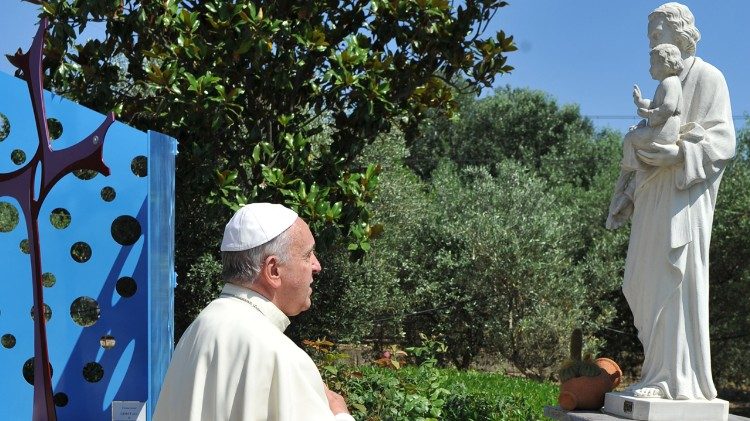 Papa Francisco diante de uma imagem de São José.